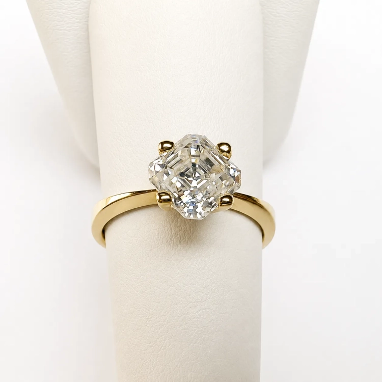 Pierścionek zaręczynowy z żółtego złota próba 585 z moissanitem Asscher 2,0 ct – widok z przodu – ABGOLD Baczyński