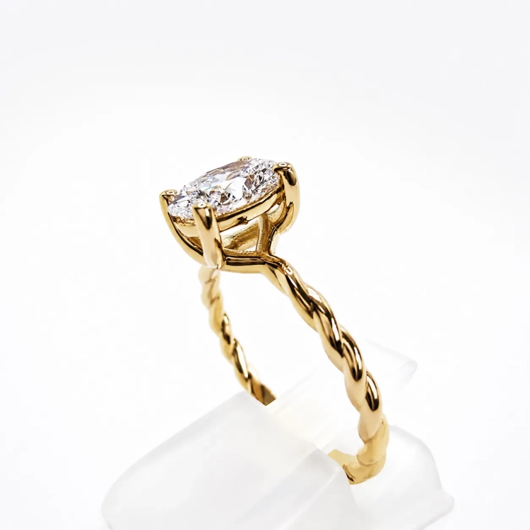 Pierścionek z diamentem owalnym 1,09 ct – detal oprawy diamentu – ABGOLD Baczyński