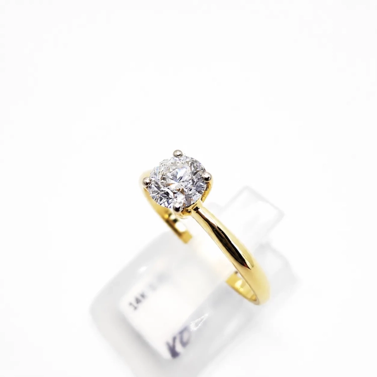 Pierścionek z naturalnym diamentem 0,50 ct – ujęcie pod kątem – ABGOLD Baczyński
