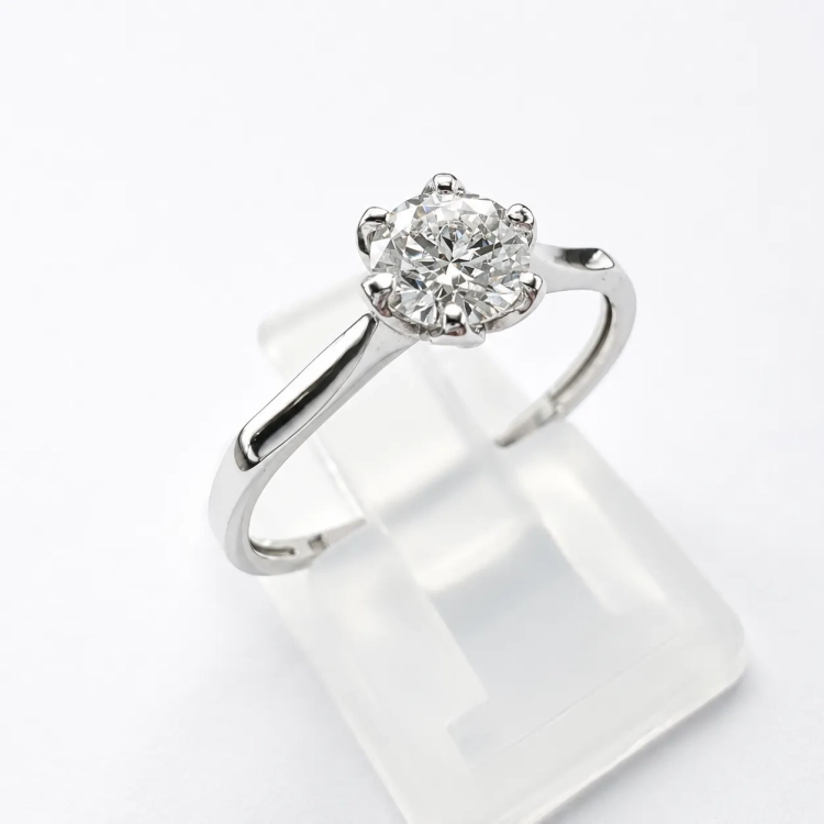 Pierscionek-zareczynowy-z-bialego-zlota-proba-585-z-diament naturalny-0,50-ct--ujecie-boczne--ABGOLD-Baczynski