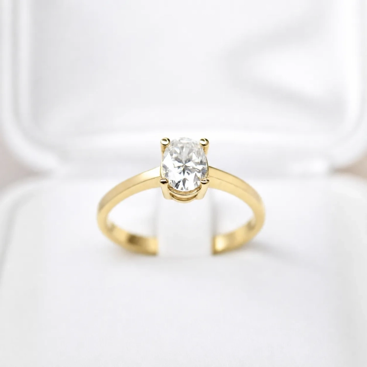 Pierścionek z owalnym diamentem lab-grown 0,70 ct złoto 585 – ujęcie na tle tkaniny – ABGOLD Baczyński