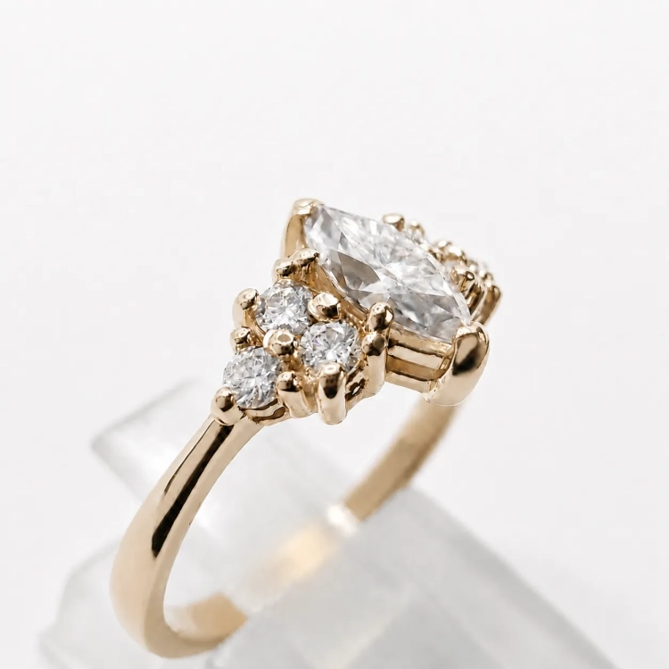 Pierścionek z diamentem Marquise i 6 brylantami bocznymi – ABGOLD Baczyński