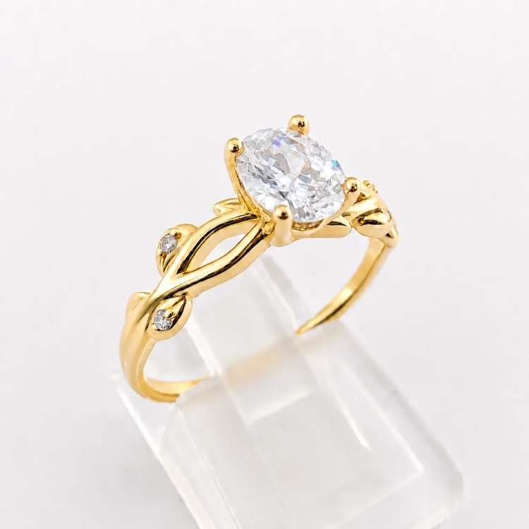 Pierścionek art deco vintage z owalnym moissanitem – ujęcie pod kątem – ABGOLD Baczyński