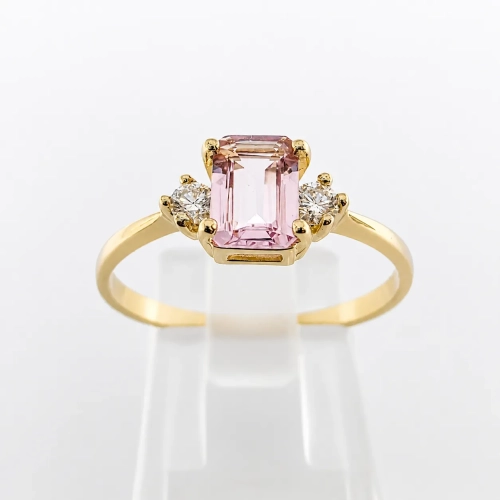 Złoty pierścionek z diamentami i morganitem emerald – widok frontalny – ABGOLD Baczyński