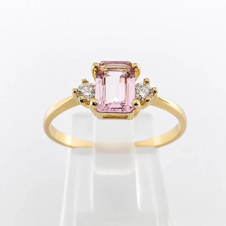 Złoty pierścionek z diamentami i morganitem emerald – widok frontalny – ABGOLD Baczyński