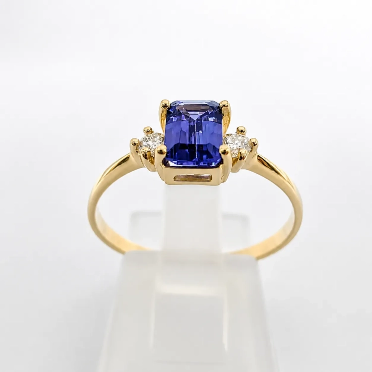 Złoty pierścionek z diamentami i tanzanitem emerald – detal oprawy – ABGOLD Baczyński
