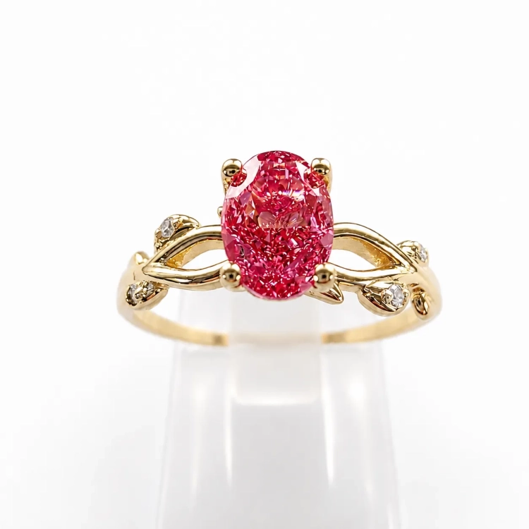 Złoty pierścionek z diamentem fancy vivid pink – widok frontalny – ABGOLD Baczyński