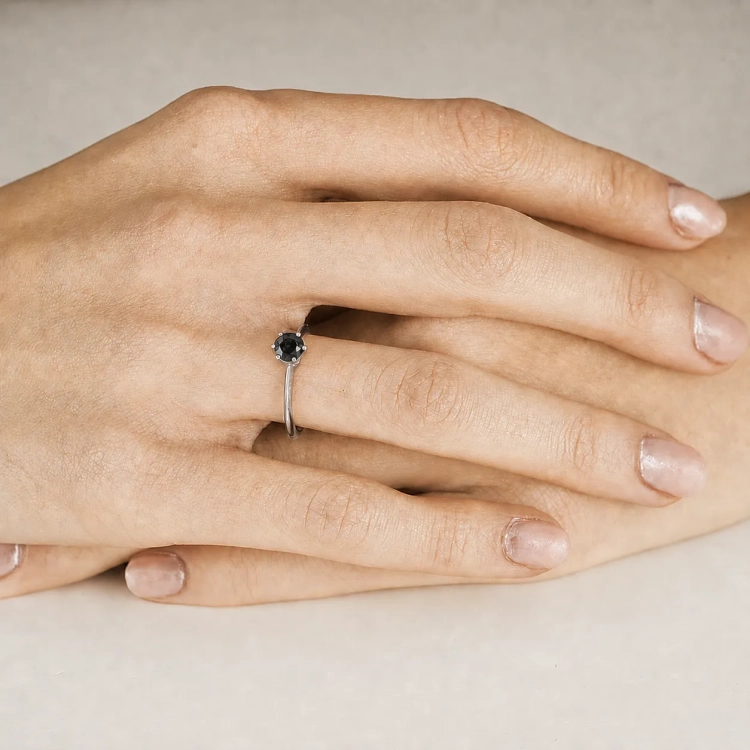 Pierścionek z czarnym diamentem 0,50 ct – zdjęcie lifestyle – ABGOLD Baczyński