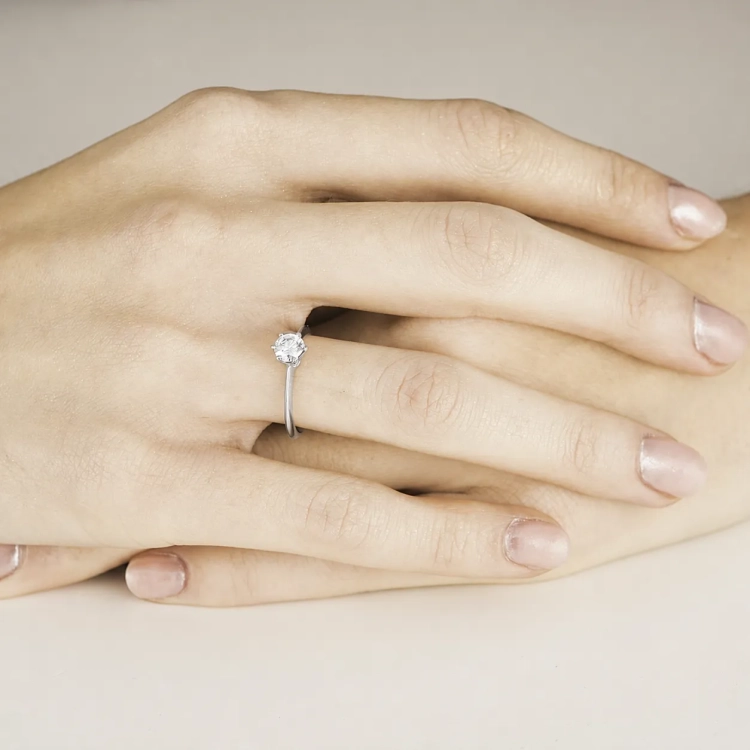 Pierścionek zaręczynowy z białego złota próba 585 z moissanitem 0,50 ct – na dłoni – ABGOLD Baczyński