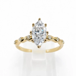 Pierścionek z moissanitem Marquise w żółtym złocie 585 – widok frontalny – ABGOLD Baczyński