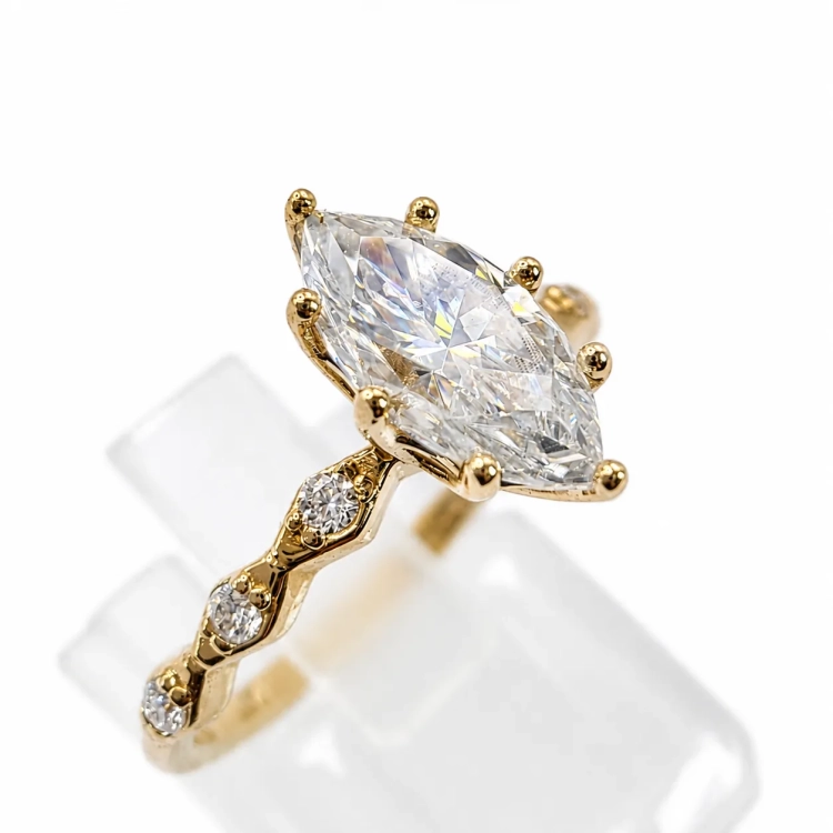 Pierścionek z diamentem Lab-Grown Marquise 1,00 ct w żółtym złocie 585 – widok boczny – ABGOLD Baczyński
