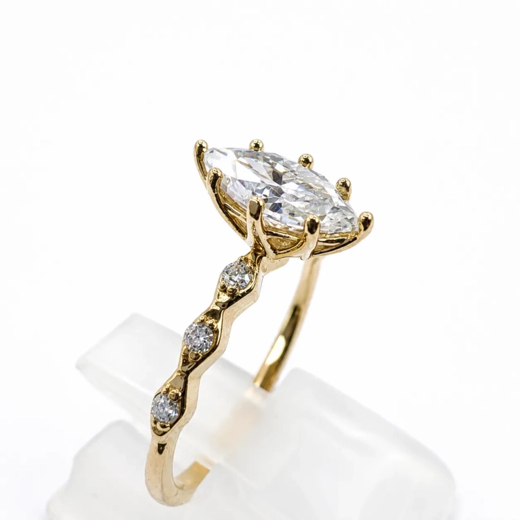 Pierścionek z diamentem Lab-Grown Marquise 1,00 ct i bocznymi diamentami – detal koszyka – ABGOLD Baczyński