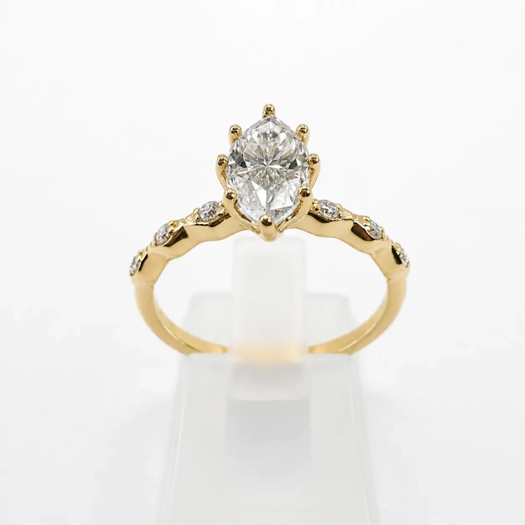 Pierścionek z diamentem Lab-Grown Marquise 1,00 ct w żółtym złocie 585 – widok frontalny na ekspozytorze – ABGOLD Baczyński