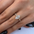 Pierścionek z diamentem Lab-Grown Marquise 1,00 ct w żółtym złocie 585 – prezentacja na dłoni – ABGOLD Baczyński