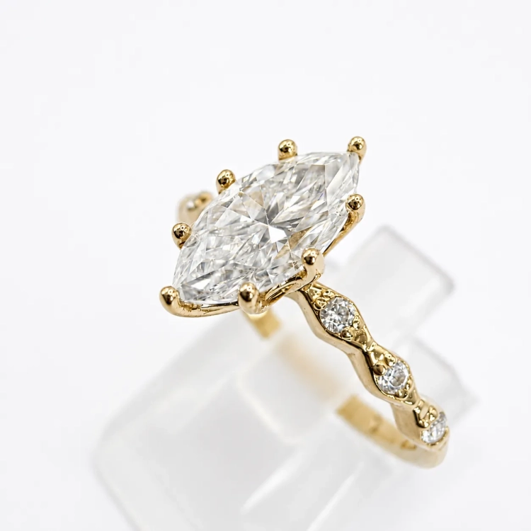 Pierścionek z naturalnym diamentem Marquise 1,00 ct w żółtym złocie 585 – ujęcie pod kątem – ABGOLD Baczyński
