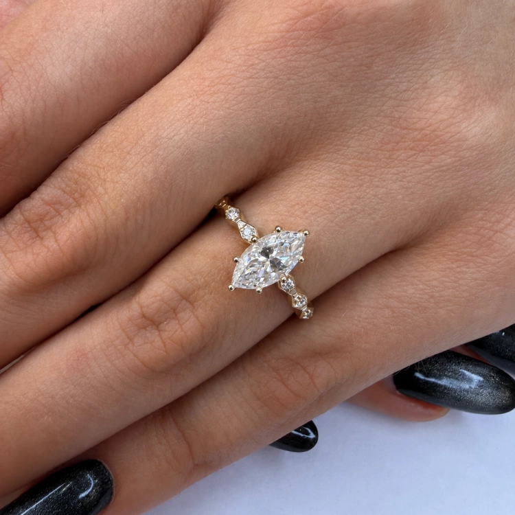 Pierścionek z naturalnym diamentem Marquise w żółtym złocie 585 – prezentacja na dłoni – ABGOLD Baczyński
