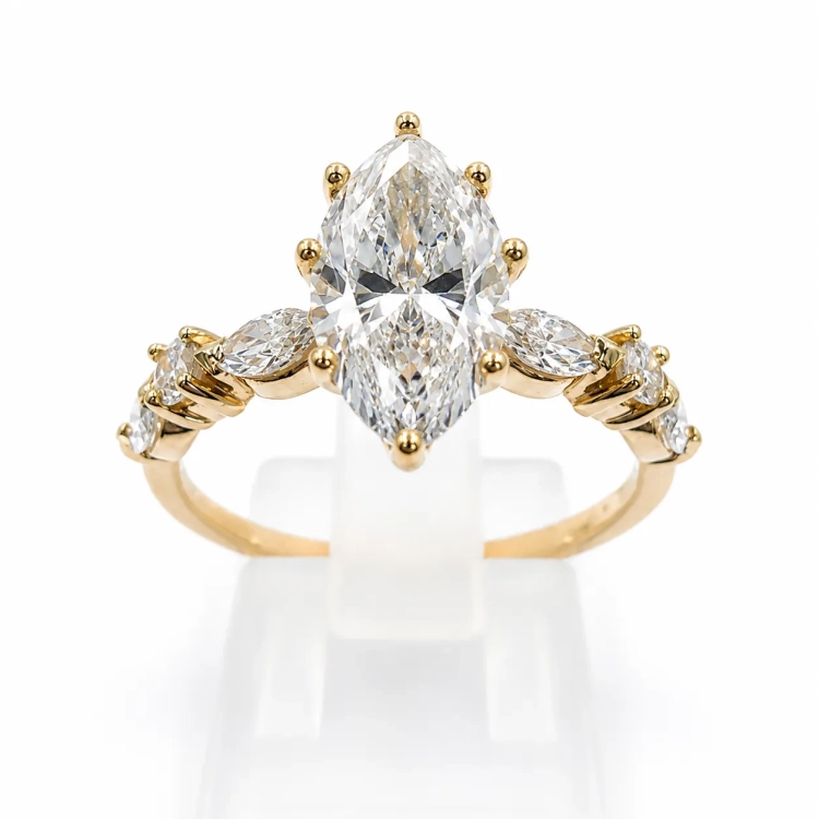 Pierścionek z diamentem Lab-Grown Marquise 1,00 ct w żółtym złocie 585 – widok frontalny na ekspozytorze – ABGOLD Baczyński
