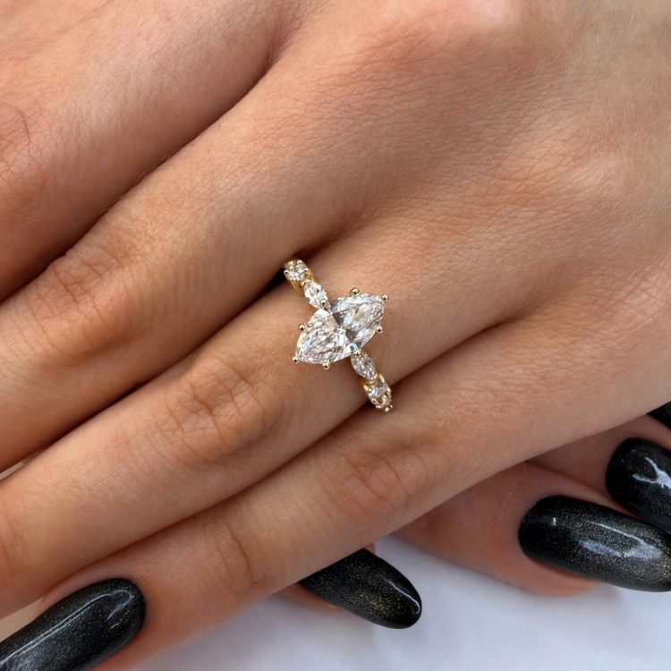 Pierścionek z diamentem Lab-Grown Marquise 1,00 ct w żółtym złocie 585 – prezentacja na dłoni – ABGOLD Baczyński