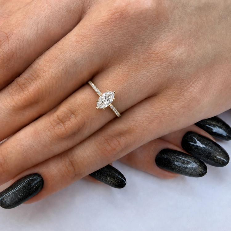 Pierścionek z moissanitem Marquise 1,00 ct VVS1/D w żółtym złocie 585 – prezentacja na dłoni – ABGOLD Baczyński