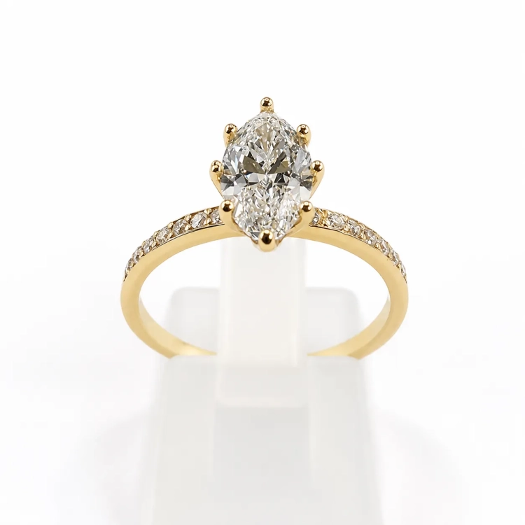 Pierścionek z naturalnym diamentem Marquise 1,00 ct i bocznymi diamentami – widok od spodu obrączki – ABGOLD Baczyński