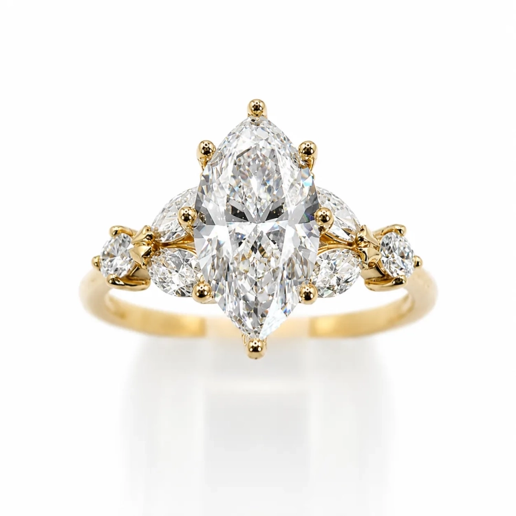 Pierścionek z moissanitem Marquise VVS1/D i diamentami Lab-Grown w żółtym złocie 585 – widok frontalny – ABGOLD Baczyński