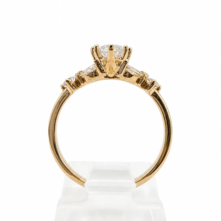 Pierścionek z moissanitem Marquise VVS1/D i diamentami – widok od spodu obrączki – ABGOLD Baczyński