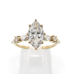 Pierścionek z moissanitem Marquise VVS1/D w żółtym złocie 585 – widok frontalny – ABGOLD Baczyński