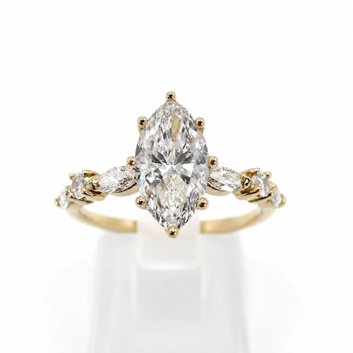 Pierścionek z moissanitem Marquise VVS1/D i diamentami Lab-Grown w żółtym złocie 585 – widok frontalny – ABGOLD Baczyński