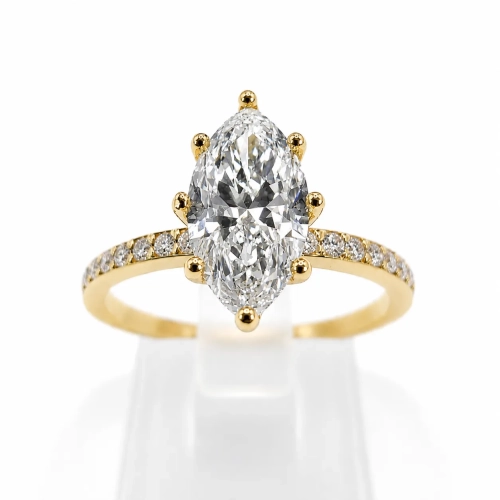 Pierścionek z moissanitem Marquise 1,00 ct VVS1/D w żółtym złocie 585 – widok frontalny – ABGOLD Baczyński