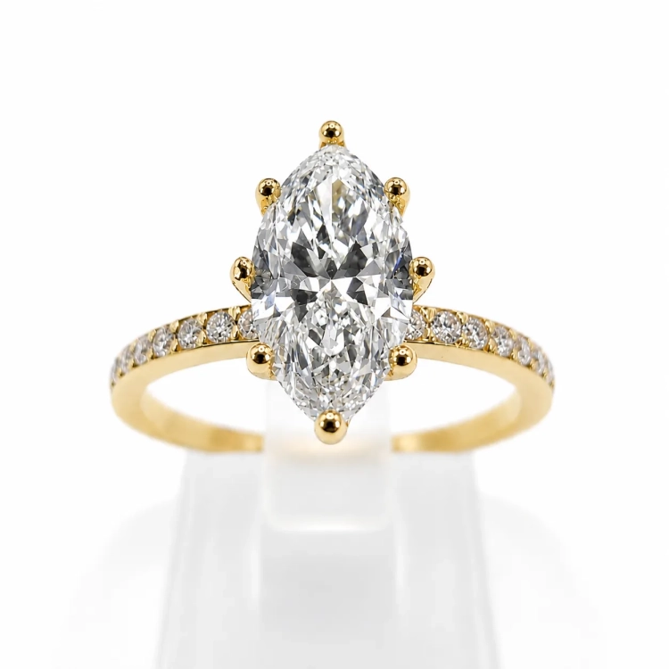 Pierścionek z moissanitem Marquise 1,00 ct VVS1/D w żółtym złocie 585 – widok frontalny – ABGOLD Baczyński
