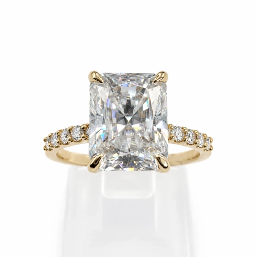 Pierścionek z moissanitem Radiant 3,00 ct w żółtym złocie 585 – widok frontalny – ABGOLD Baczyński