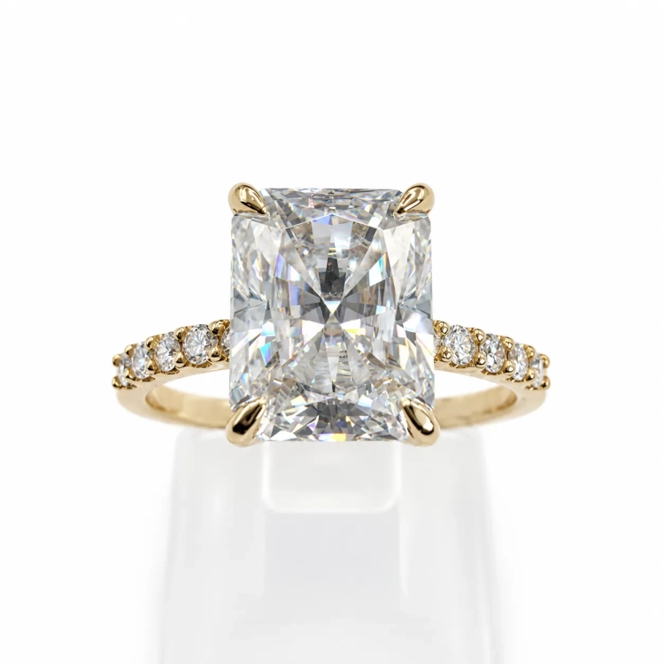 Pierścionek z moissanitem Radiant 3,00 ct w żółtym złocie 585 – widok frontalny – ABGOLD Baczyński