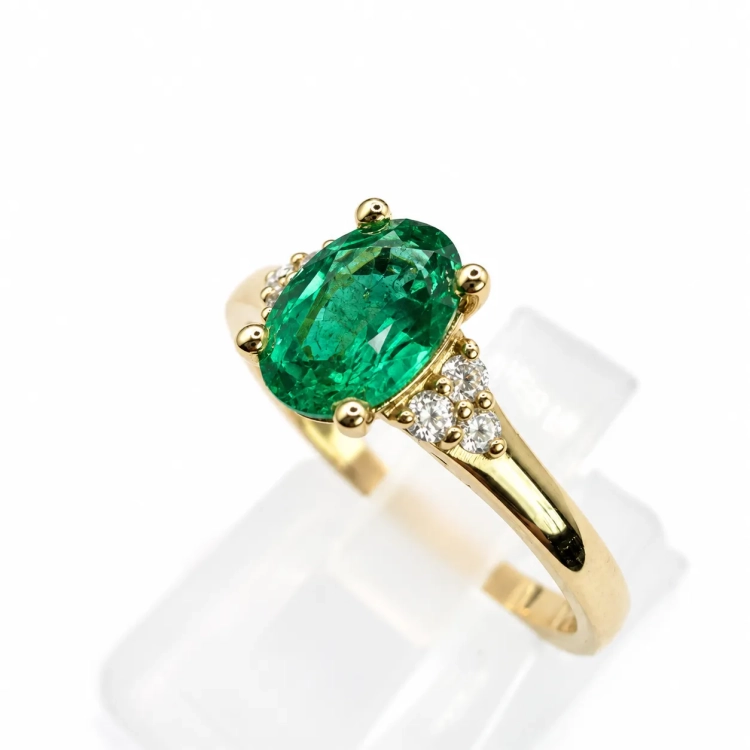 Naturalny szmaragd 7 × 5 mm w żółtym złocie 585 – detal oprawy – ABGOLD Baczyński