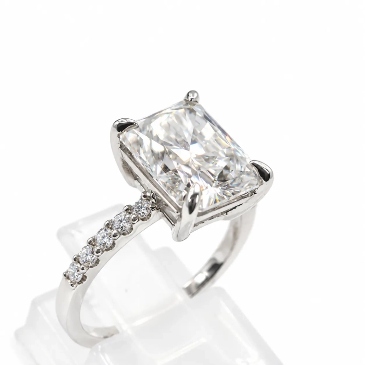 Pierścionek z moissanitem 3,00 ct – widok boczny – ABGOLD Baczyński