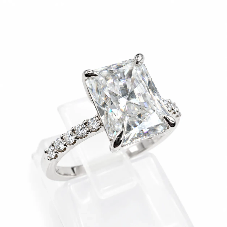 Moissanit Radiant 9 × 7 mm w białym złocie 585 – detal oprawy – ABGOLD Baczyński