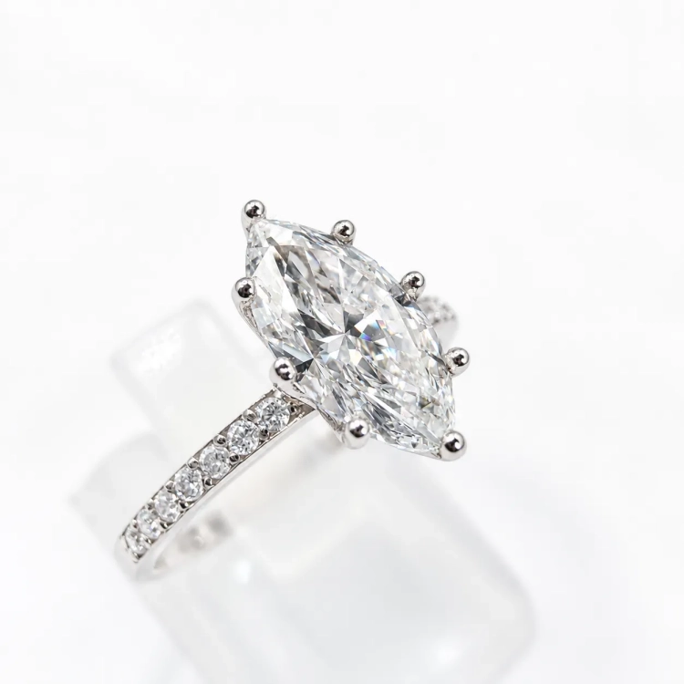 Białe złoto 585 i diament Marquise – ujęcie pod kątem – ABGOLD Baczyński