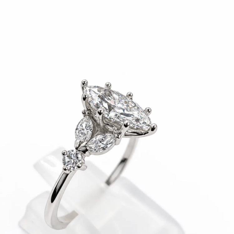 Pierścionek zaręczynowy z diamentem Marquise – detal kompozycji – ABGOLD Baczyński