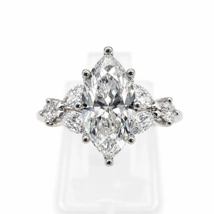 Pierścionek z diamentem Lab-Grown Marquise w białym złocie – ujęcie pod kątem – ABGOLD Baczyński