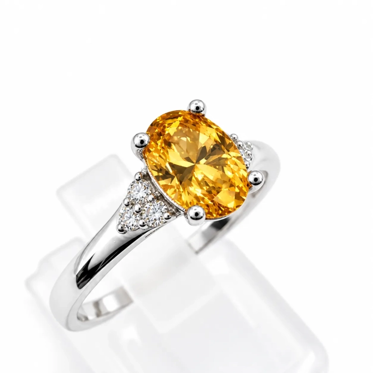 Cytryn owalny 7 × 5 mm w białym złocie – ujęcie pod kątem – ABGOLD Baczyński