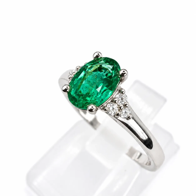 Naturalny szmaragd owalny 7 × 5 mm w białym złocie – ujęcie pod kątem – ABGOLD Baczyński