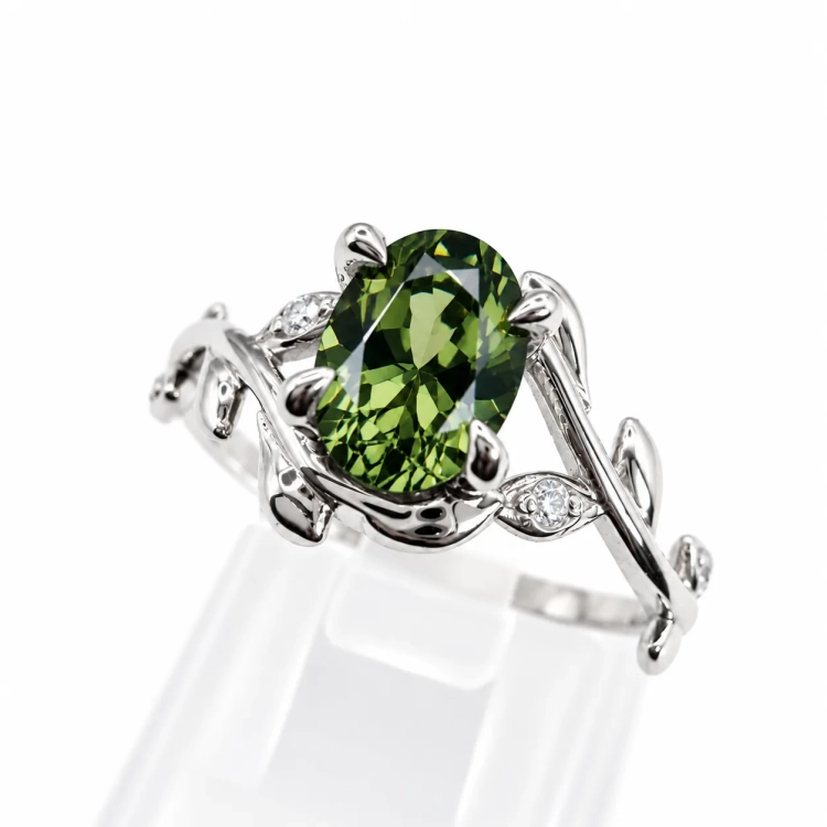 Zielony szafir owalny 7 × 5 mm w białym złocie – ujęcie pod kątem – ABGOLD Baczyński