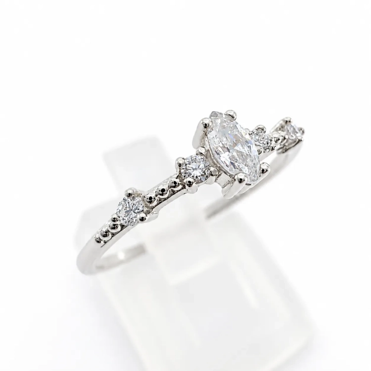 Moissanit Marquise 5 × 2,5 mm VVS1/D – ujęcie pod kątem – ABGOLD Baczyński