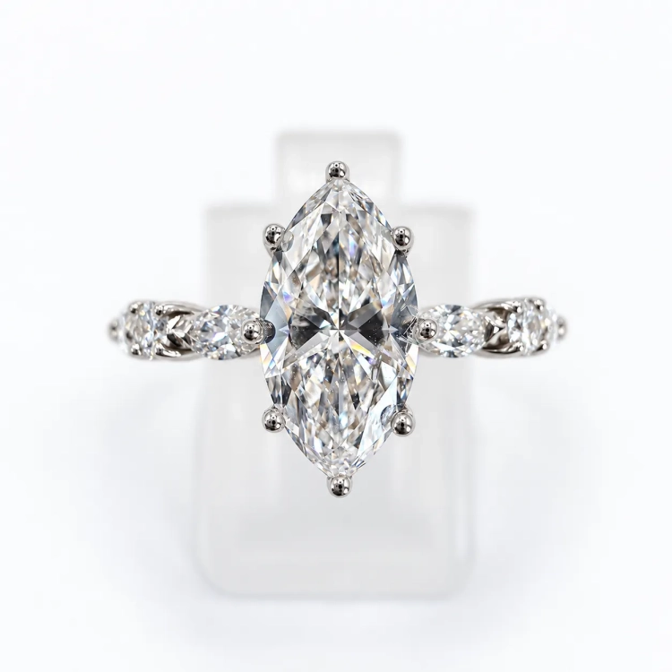 Moissanit Marquise 10 × 5 mm VVS1/D – ujęcie pod kątem – ABGOLD Baczyński