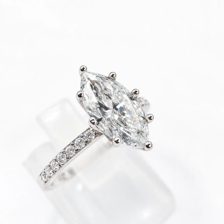 Moissanit Marquise 10 × 5 mm VVS1/D – ujęcie pod kątem – ABGOLD Baczyński