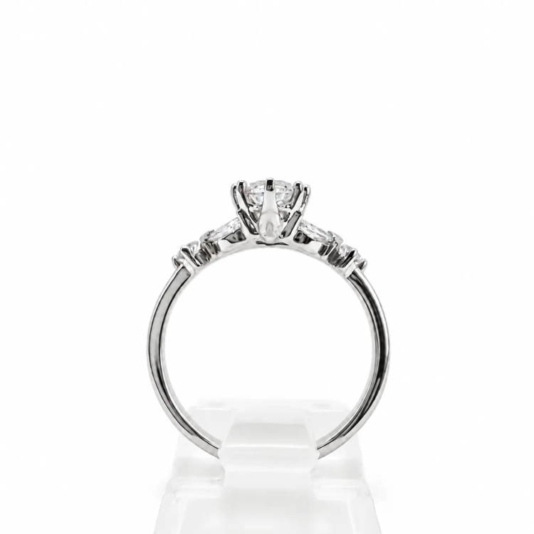 Moissanit Marquise z bocznymi markizami 4 × 2 mm – detal kompozycji – ABGOLD Baczyński