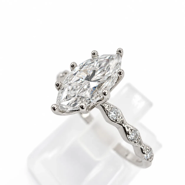 Naturalny diament Marquise 10 × 5 mm – ujęcie pod kątem – ABGOLD Baczyński