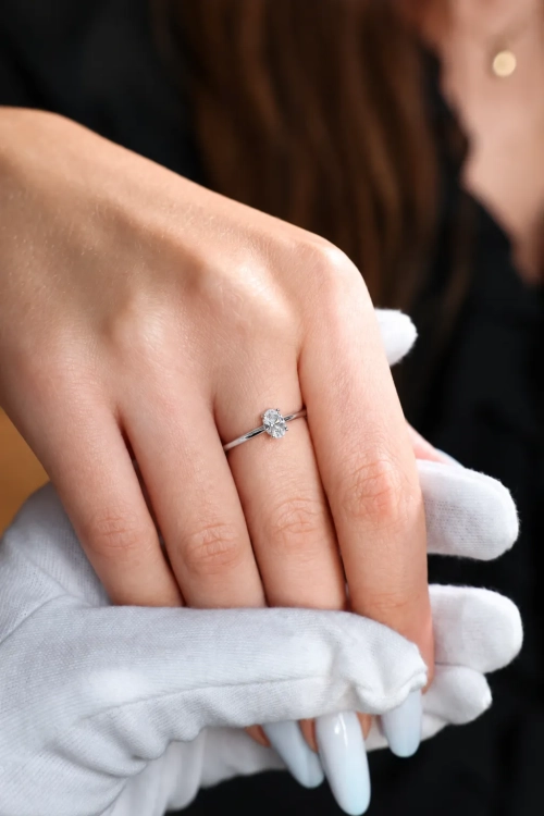 Pierścionek z białego złota z diamentem 0,42 ct – na dłoni – ABGOLD Baczyński