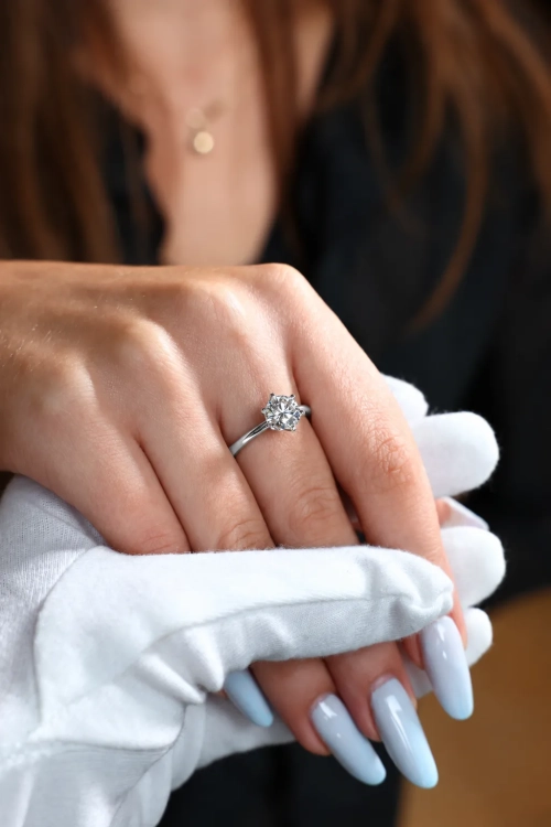 Pierścionek zaręczynowy z diamentem 1,50 ct – na dłoni – ABGOLD Baczyński