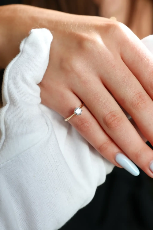 Pierścionek zaręczynowy z żółtego złota próba 585 z moissanitem 0,50 ct – na dłoni – ABGOLD Baczyński