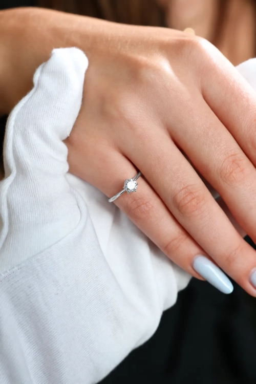 Pierścionek zaręczynowy z naturalnym diamentem białe złoto 585 – prezentacja na dłoni – ABGOLD Baczyński